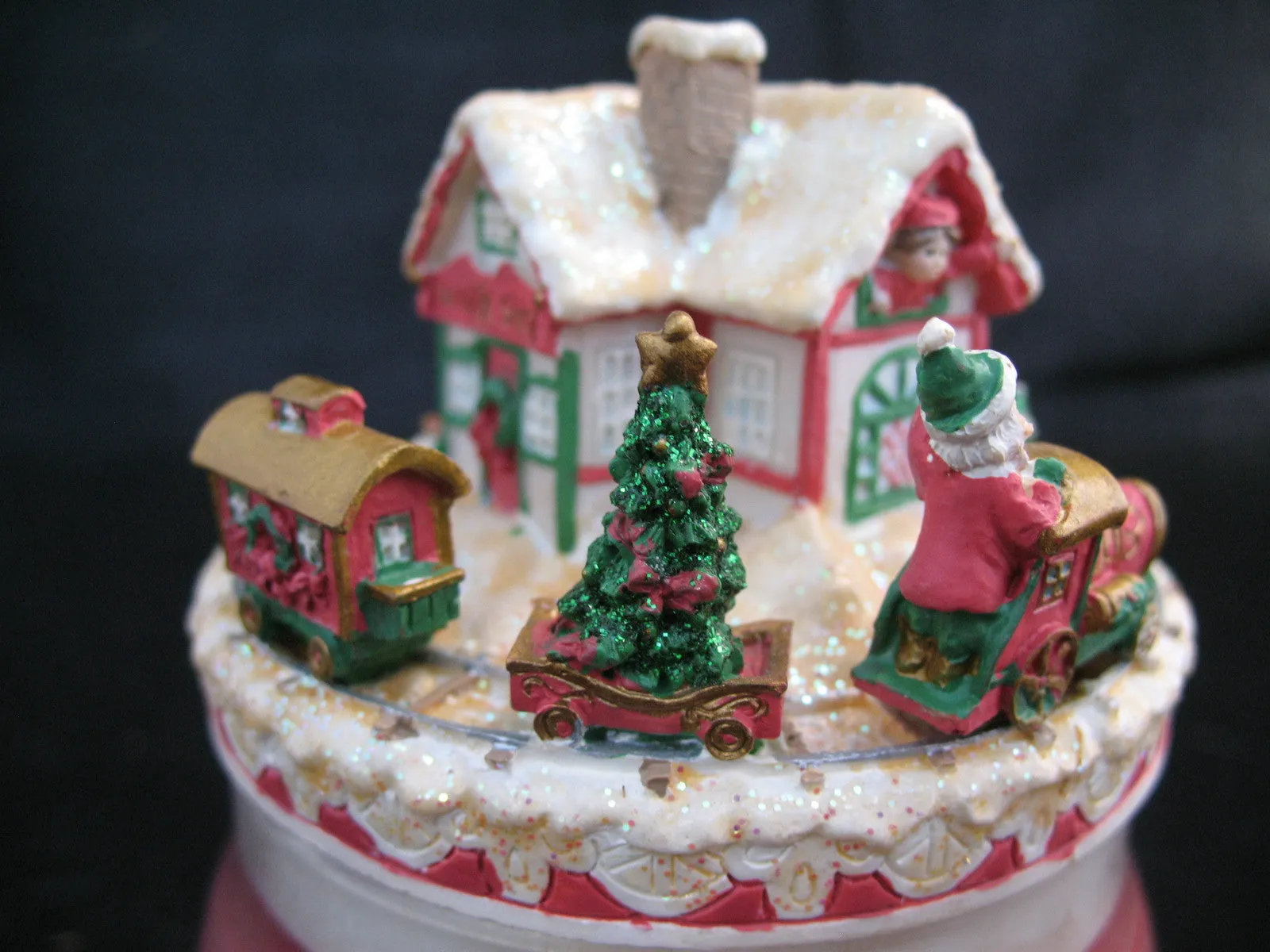 NEW CHRISTMAS SANTA CLAUS WORKSHOP RED Scented CANDLE JAR   Ceramic Topper Dish