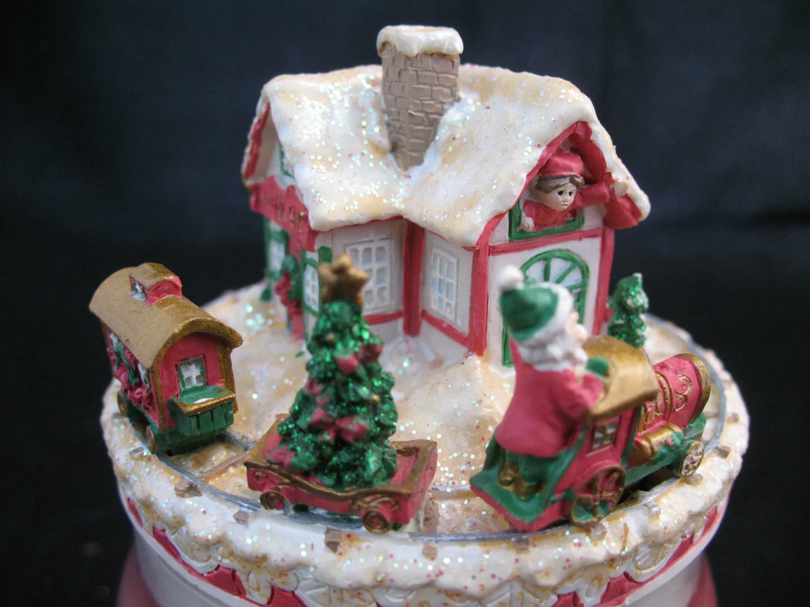 NEW CHRISTMAS SANTA CLAUS WORKSHOP RED Scented CANDLE JAR   Ceramic Topper Dish